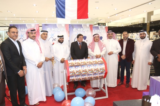 ﻿السفير الفرنسي لدى مملكة البحرين يشارك إداريي مجموعة الحواج إجراء السحب  - تصوير عقيل الفردان