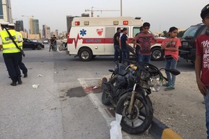 البحرين : بالصور... إصابة شابين بتصادم دراجة نارية ومركبة بمدخل ساحل كرباباد