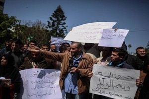 مظاهرات لموظفي السلطة الفلسطينية بغزة احتجاجا على الخصم من رواتبهم