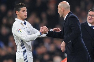 بالفيديو... زيدان يسامح خاميس بعد شتائمه