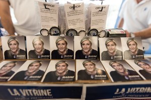 متظاهرون يساريون يفسدون مؤتمراً انتخابياً لمرشحة اليمين المتطرف في فرنسا