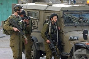 قوات إسرائيلية تعتقل 8 فلسطينيين من الضفة الغربية