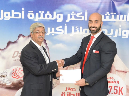﻿حسن النجار يسلم الجائزة للفائز مايرون انثوني ميراندا