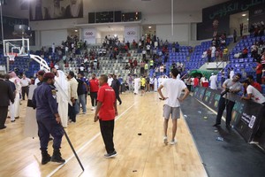 بالفيديو والصور... اشتباكات وعصبية وخروج عن النص في مباراة المنامة والمحرق