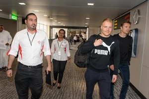 بالصور... بدء وصول سائقي بطولة العالم للفورمولا 1 لمملكة البحرين