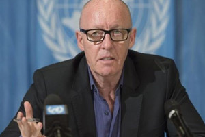 مسؤول حكومي يدعو منسق الشؤون الإنسانية باليمن لزيارة المحافظات التي يحاصرها الحوثيون