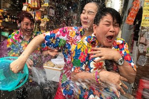 حوادث الطرق المميتة تخيم بظلالها على احتفالات تايلند بمهرجان سونجكران للمياه