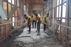 بالصور... الأساتذة ينظفون جامعة الموصل بعد تخريبها على يد داعش