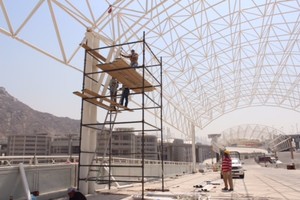 بالصور... 'تطوير مكة' تستكمل تظليل ممرات المشاة بين العزيزية والجمرات