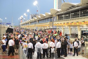 حصة تواقيع سائقي بطولة العالم للفورمولا 1 وجولة ممرات الصيانة بحلبة البحرين الدولية