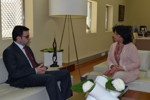 الشيخة مي تلتقي وزير الثقافي الفلسطيني