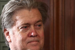 ترامب يلمّح إلى نفاد صبره مع بانون