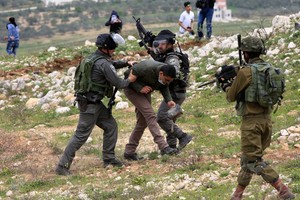 قوات إسرائيلية تعتقل أربعة فلسطينيين في الضفة الغربية