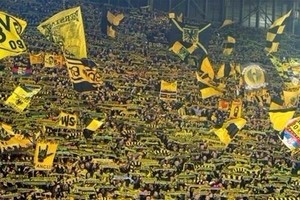 تعرض مشجع لدورتموند لإصابات خطيرة بعد سقوطه خلال المباراة أمام موناكو