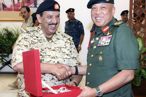 البحرين : القائد العام يبحث مع القائد العام للقوات المسلحة الماليزية الموضوعات المشتركة  