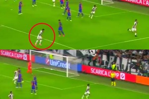 بالفيديو... ألفيش لم ينسَ الماضي أمام برشلونة