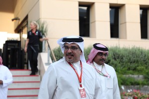 بالصور... ولي العهد يزور حلبة البحرين ويتفقد فرق 'الفورمولا 1'