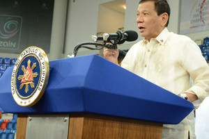 الرئيس الفلبيني وبحضور علي بن خليفة.. يلتقي الجالية الفلبينية ويشيد بدورها في تنمية بلاده