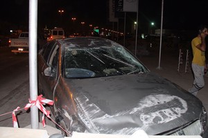بالصور... إصابة شاب بتدهور سيارة مساء أمس على شارع الشيخ جابر الصباح 