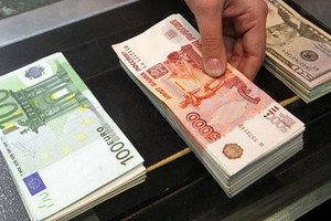 الروبل الروسي يتراجع في تداولات هزيلة مع إغلاق أسواق غربية