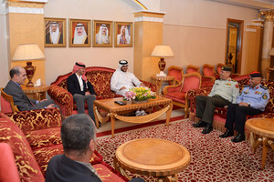 عيسى بن سلمان في مقدمة مستقبلي الأمير حمزة بن الحسين