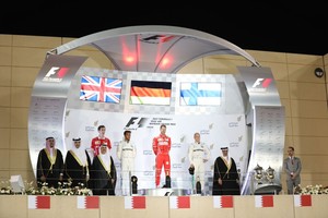 بالفيديو والصور... ولي العهد يتوج سائق فيراري فيتل بطلاً لسباق جائزة البحرين الكبرى للفورمولا1