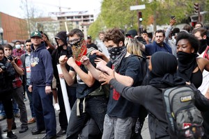 اندلاع اشتباكات بين أنصار ومعارضين لترامب في متنزه بولاية كاليفورنيا