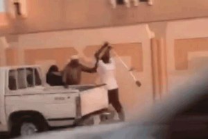 بالفيديو... شاب يعتدي على والديه في شارع عام