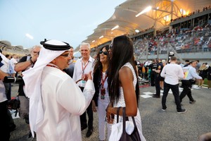 بالصور... عارضة الأزياء العالمية نعومي كامبل ضمن المشاهير الذين حضروا سباق الفورمولا 1 
