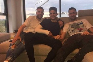 زميلان سابقان لبارترا من برشلونة يزورانه بعد إصابته في هجوم دورتموند