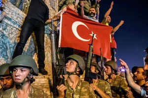  تمديد حالة الطوارىء بعد الاستفتاء في تركيا