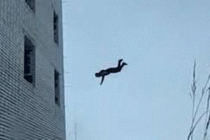 يسقط من الطابق الـ 16 بسبب 'بصقة'