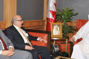 البحرين : مساعد وزير الخارجية يستقبل أكاديمياً متخصصاً في القانون الدولي وحقوق الإنسان