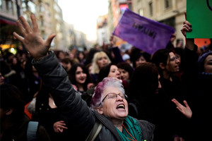 الاف يتظاهرون مجددا في عدة مدن تركية احتجاجا على نتيجة الاستفتاء