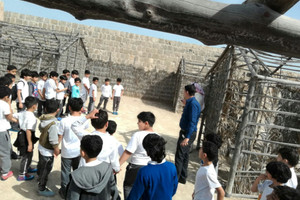بالصور... إبتدائية مدرسة المنذر بن ساوى التميمى تزور قلعة البحرين