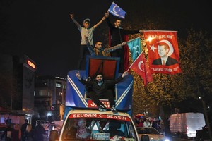 اللجنة العليا للإنتخابات في تركيا تنظر في شكاوى الاستفتاء اليوم