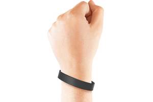 سوار ذكي يفحص العرق و يشخص المرض