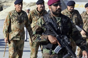 قائد الجيش الباكستاني يصادق على اعدام 30 مسلحاً