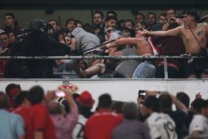 بالفيديو... اشتباكات بين الشرطة الإسبانية وجماهير بايرن ميونخ عقب مباراة ريال مدريد