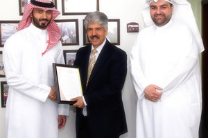 مصطفى السيد يكرم عبدالله محمد لنيله شهادة المحاسب القانوني من أميركا