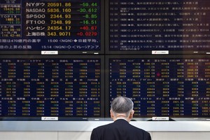 الدولار ينخفض واليورو يقاوم تقلبات ما قبل الانتخابات الفرنسية