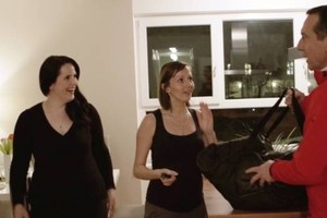 بالفيديو... المستشار النمساوي يزور مواطنيه مرتدياً لباس موزعي البيتزا