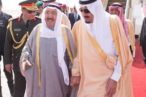 أمير الكويت يهنئ العاهل السعودي بإطلاق سراح السعوديين المختطفين في العراق