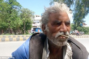 بالصور... باكستاني يعيش على تناول الخشب وفروع الأشجار