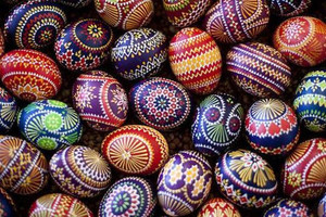 بالفيديو والصور ...تعرف على سبب تلوين البيض في عيد شم النسيم 