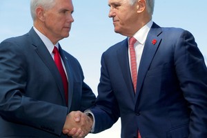 بنس يناقش قضيتي كوريا الشمالية واللاجئين مع تيرنبول في سيدني