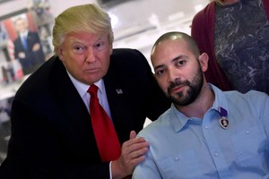 بالصور... ترامب يزور جنودا أميركيين مصابين في مستشفى عسكري