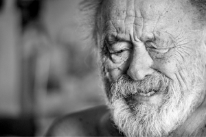 ﻿الذكرى الأولى لرحيل الروائي هاريسون...  صانع الأكاذيب التي عاش منها