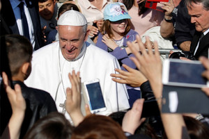 البابا فرنسيس يصف مراكز احتجاز المهاجرين بأنها 'معسكرات اعتقال'