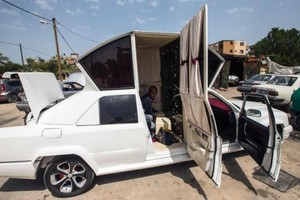 سيارة ليموزين مصممة ومصنعة في غزة لإدخال السعادة إلى قلوب العرسان